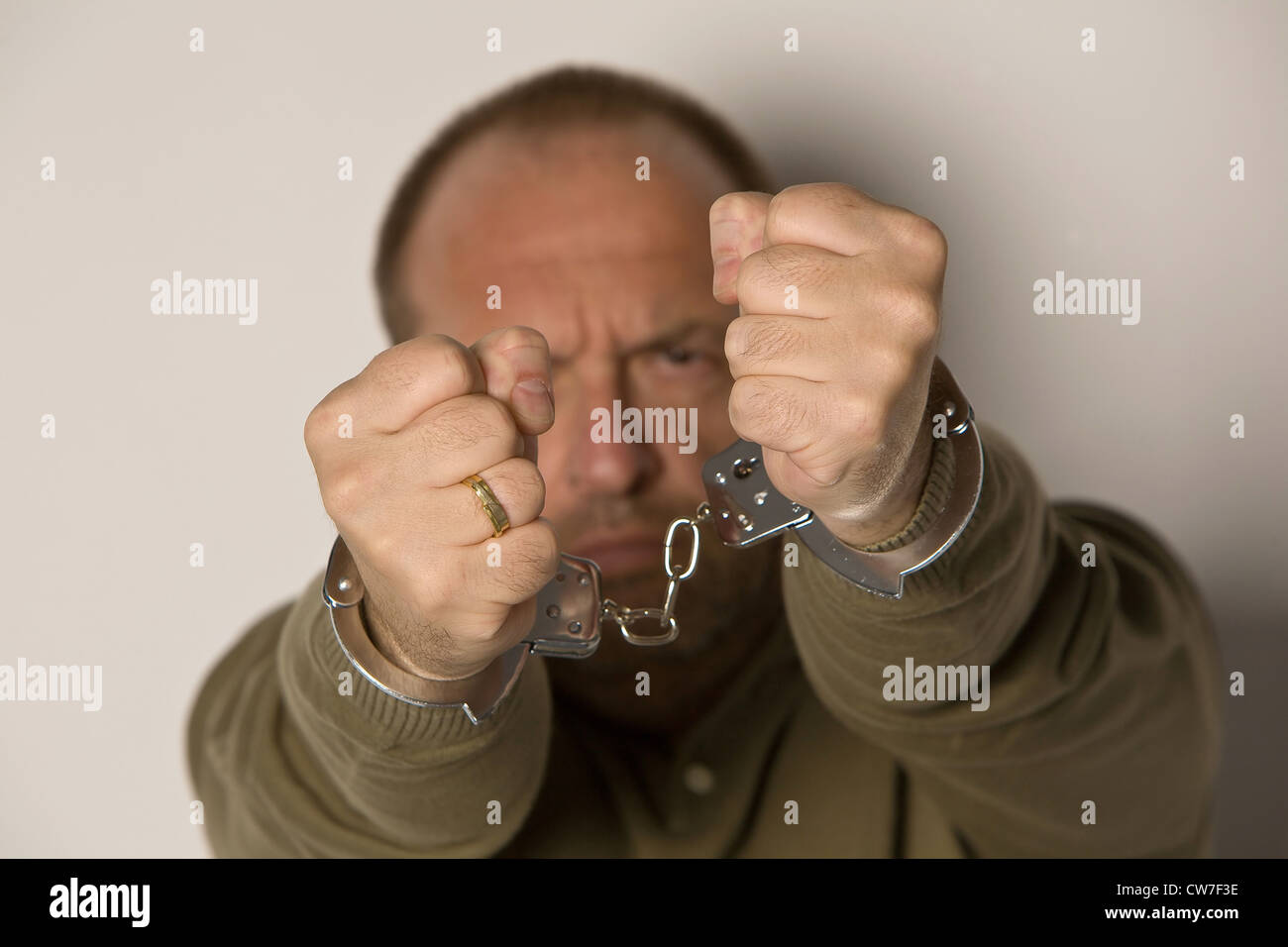 Libre de ses poings fermés dans des menottes Banque D'Images