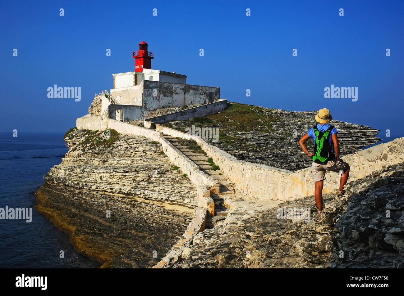 Female hiker au phare de Madonella près de Bonifacio, Corse, France Banque D'Images