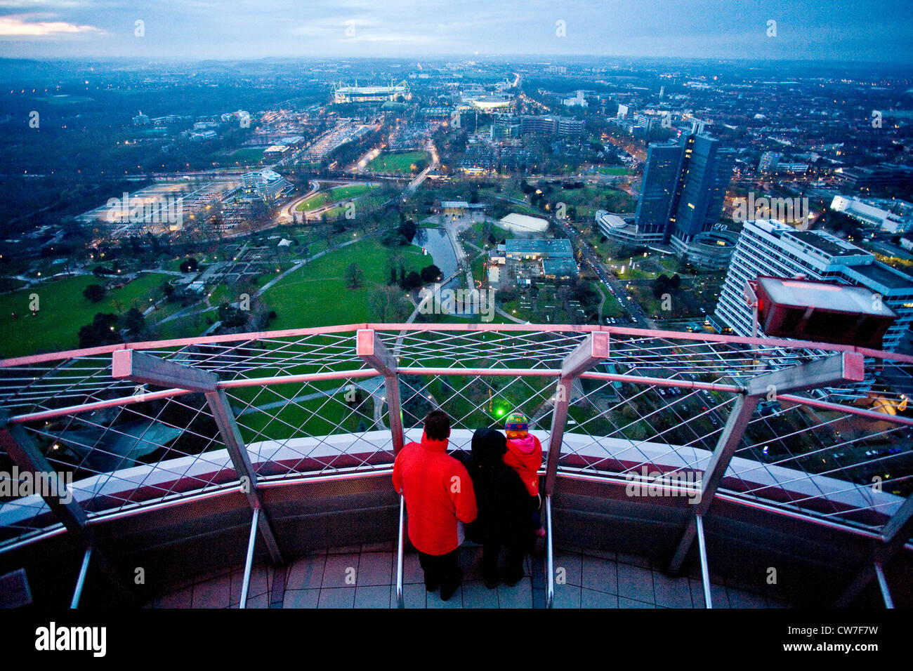 Visiteurs sur pont d'observation de la tour de télévision Florian et vue de Westfalenpark, Allemagne, Rhénanie du Nord-Westphalie, Ruhr, Dortmund Banque D'Images