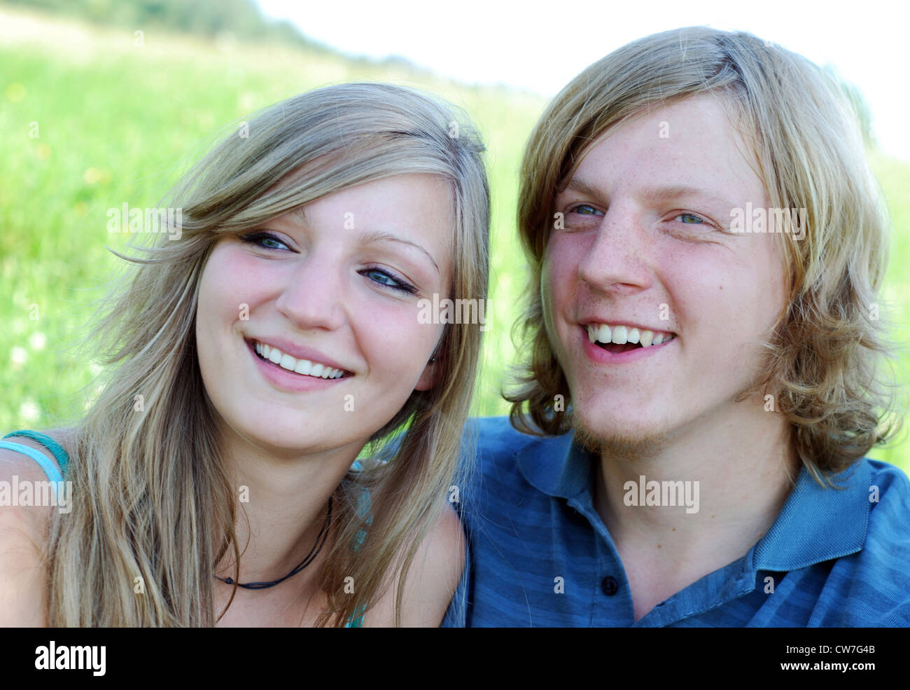 Jeune couple heureux en amour Banque D'Images