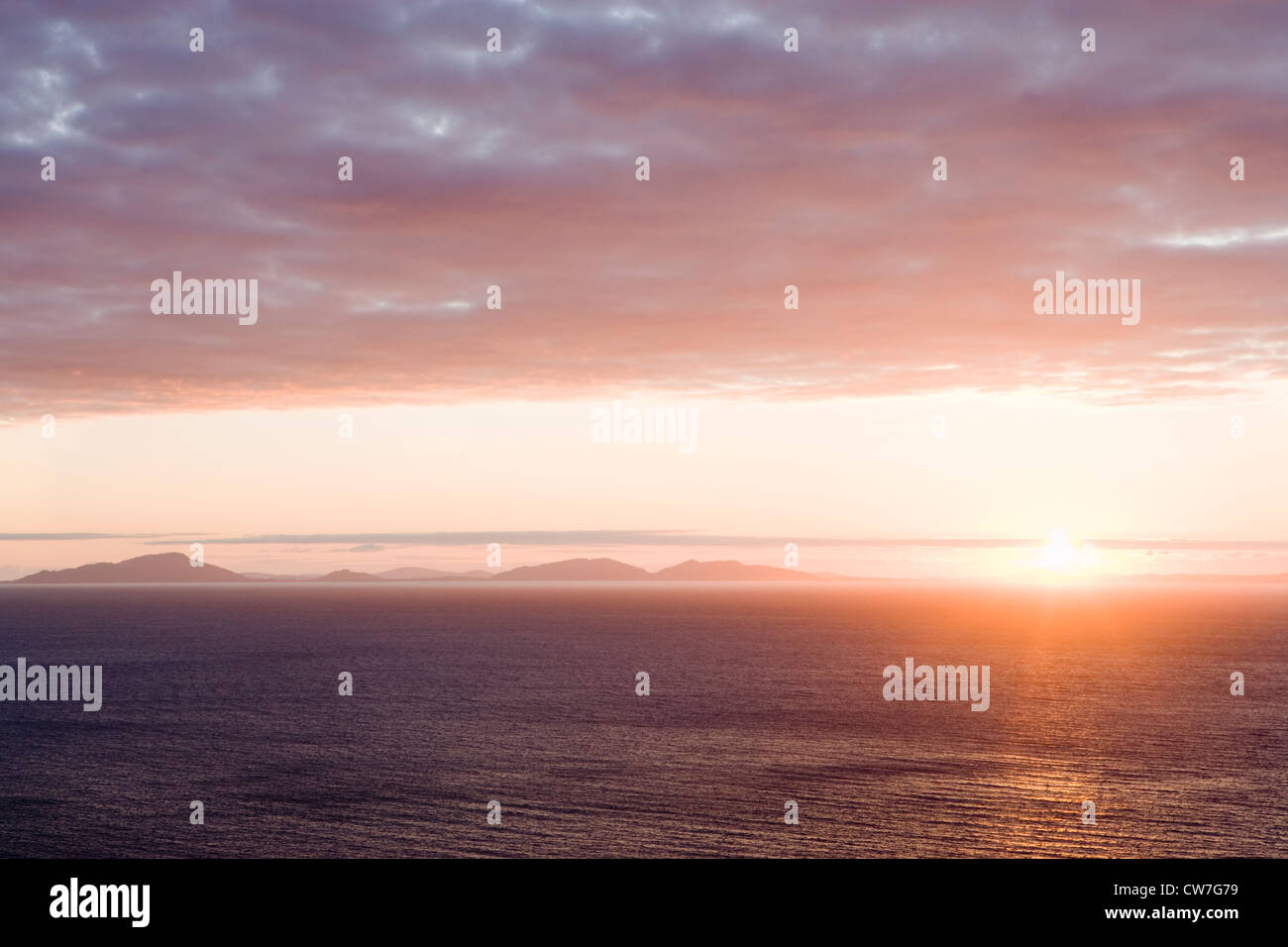 Coucher de soleil sur Outer Hebrides (North Uist), de Skye, en Écosse, Royaume-Uni. Banque D'Images