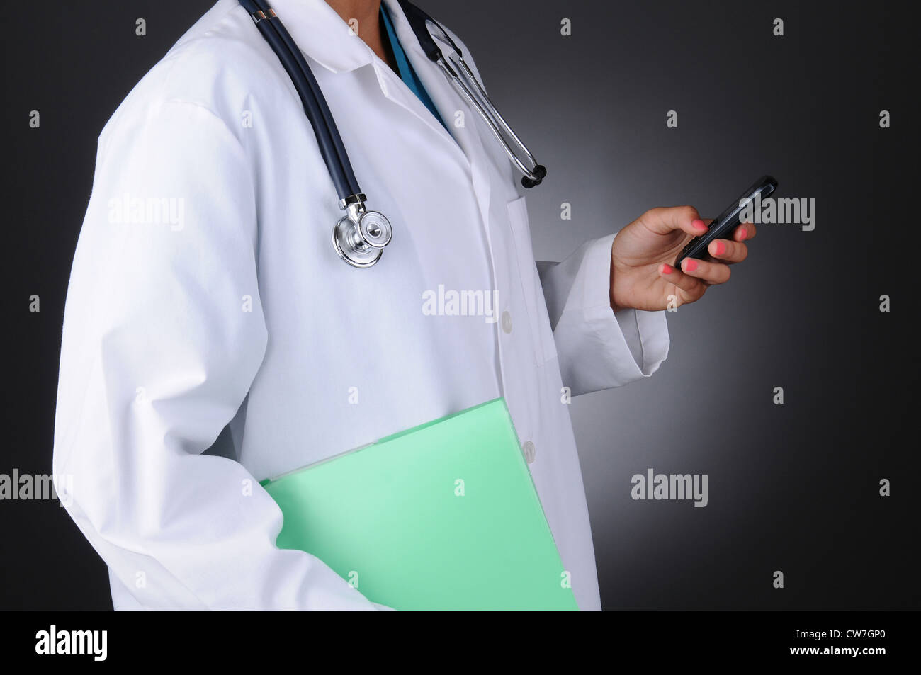 Closeup of a nurse holding un graphique dans une main et son portable dans l'autre. Banque D'Images