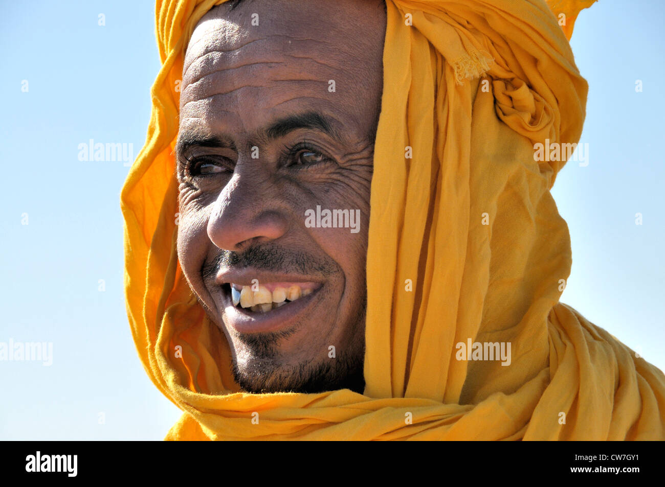 Traditionnel berbère avec tagelmust, portrait, Maroc, Sahara, l'Erg Chebbi Banque D'Images