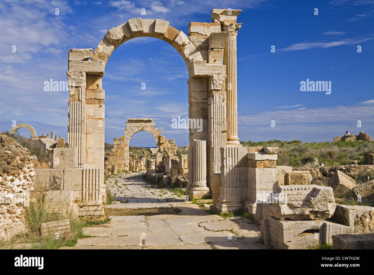 Via Trionfale avec l'arc de Trajan à l'avant- et l'Arc de Tibère à l'arrière-plan, la Libye, Leptis Magna Banque D'Images