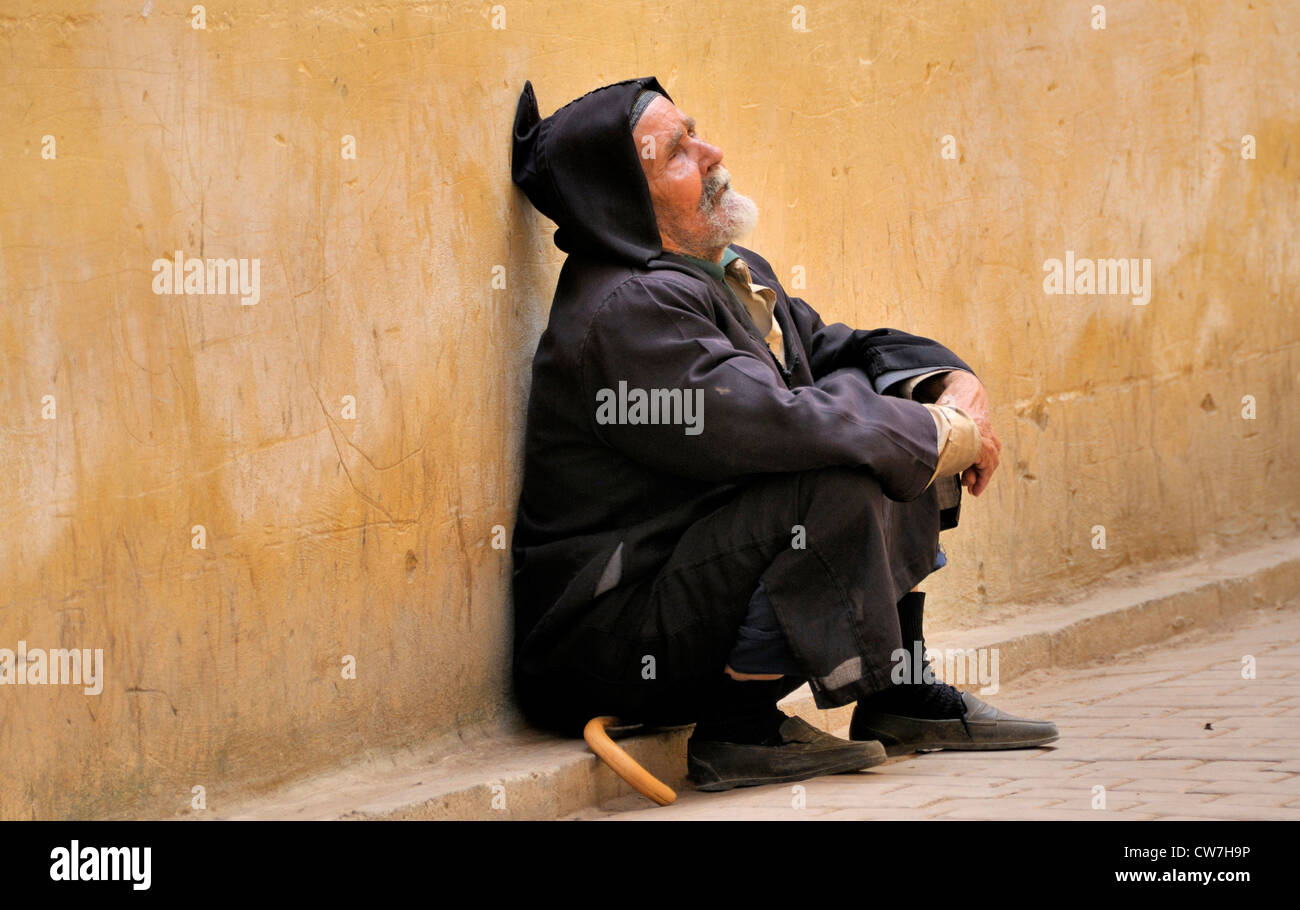 Mendiant aveugle assis au mur de la maison, Maroc, Fes Banque D'Images