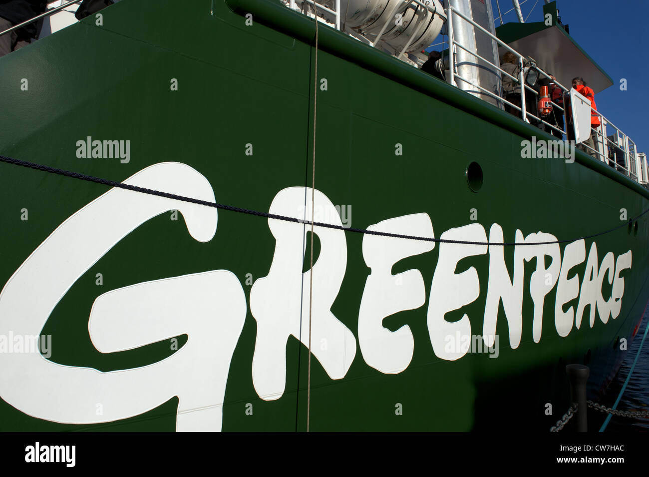 Rainbow Warrior III Nom et logo sur le côté du navire de Greenpeace, avec les visiteurs sur le pont, Londres, UK Banque D'Images