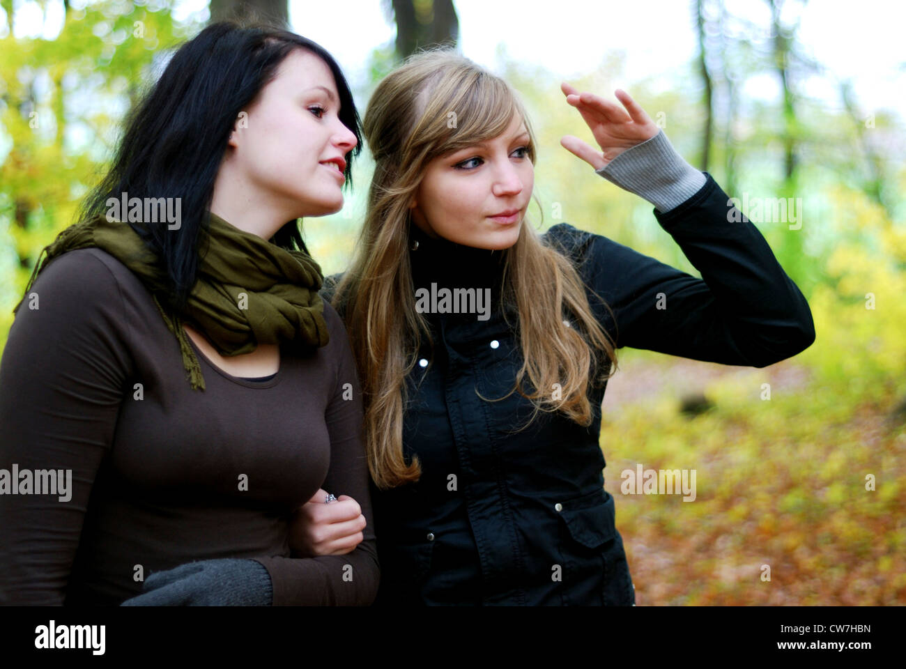 Deux copines à marcher dans la forêt Banque D'Images