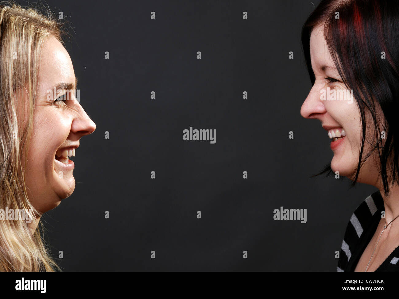 Portrait de deux copines, smiling at each other Banque D'Images