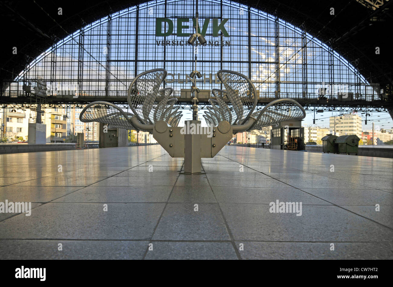 Sièges de Metall à la gare principale de Cologne, en Allemagne, en Rhénanie du Nord-Westphalie, Cologne Banque D'Images