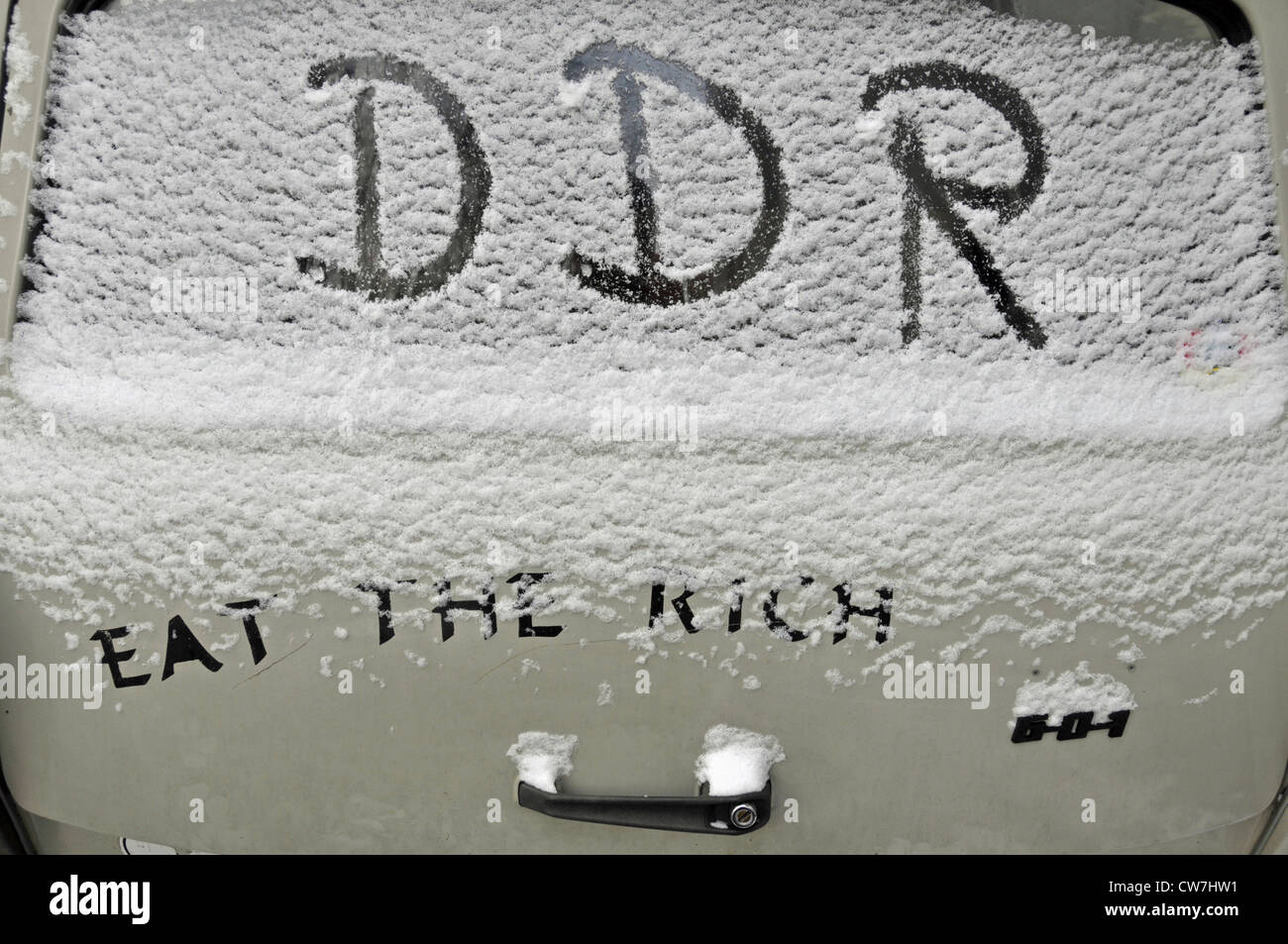 Snowcoveres à Trabbi street boarder, Allemagne, Berlin Banque D'Images