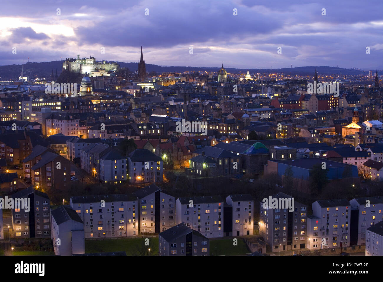 Vue sur le centre-ville d'Édimbourg, au crépuscule, Royaume-Uni, l'Écosse, Édimbourg Banque D'Images