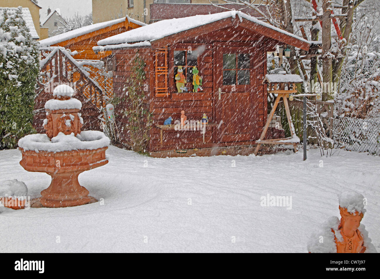 Le jardin couvert de neige avec maison d'été dans la neige, Allemagne Banque D'Images