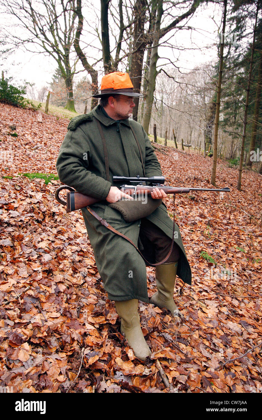 Hunter est assis sur une chaise dans le forêt, Allemagne Banque D'Images