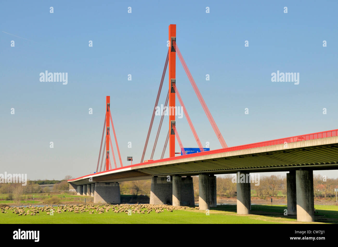 Pont sur le Rhin de l'autoroute A42 (Emscherschnellweg) entre Duisburg et Moers, Allemagne, Rhénanie du Nord-Westphalie Banque D'Images