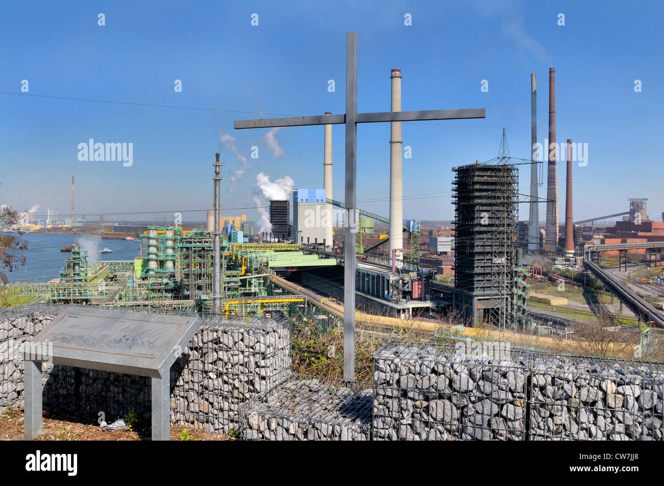 Vue depuis la colline, un Alsumer point de vue au Industrial Heritage Trail, sur l'usine sidérurgique, une cokerie et hauts-fourneaux, l'Allemagne, en Rhénanie du Nord-Westphalie, région de la Ruhr, Duisburg Banque D'Images