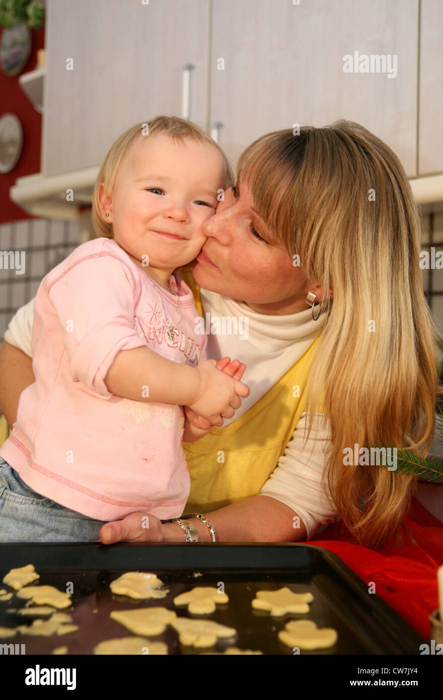 Mère et fille baking Christmas Cookies, Allemagne Banque D'Images