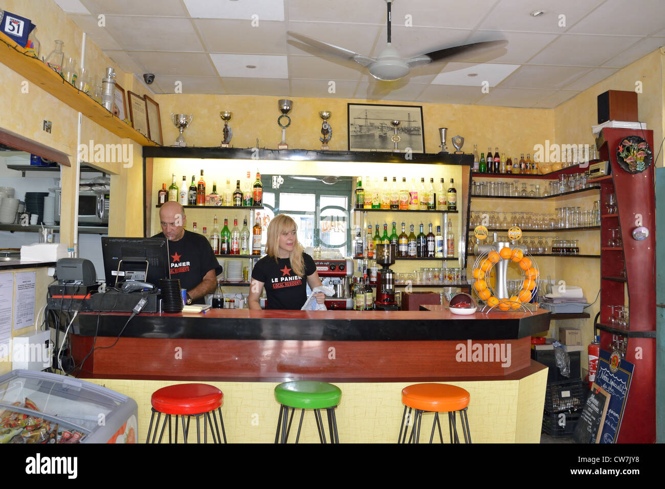 L'intérieur du 'Bar des 13 coins' dans le vieux Panier trimestre, Marseille, Bouches-du-Rhône, Provence-Alpes-Côte d'Azur, France Banque D'Images