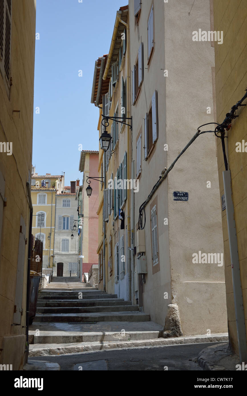Rue étroite dans le vieux Panier trimestre, Marseille, Bouches-du-Rhône, Provence-Alpes-Côte d'Azur, France Banque D'Images