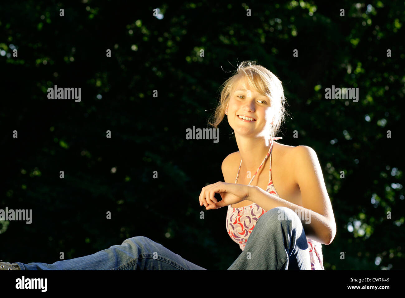 Jeune femme en vêtements de détente, profiter du soleil Banque D'Images