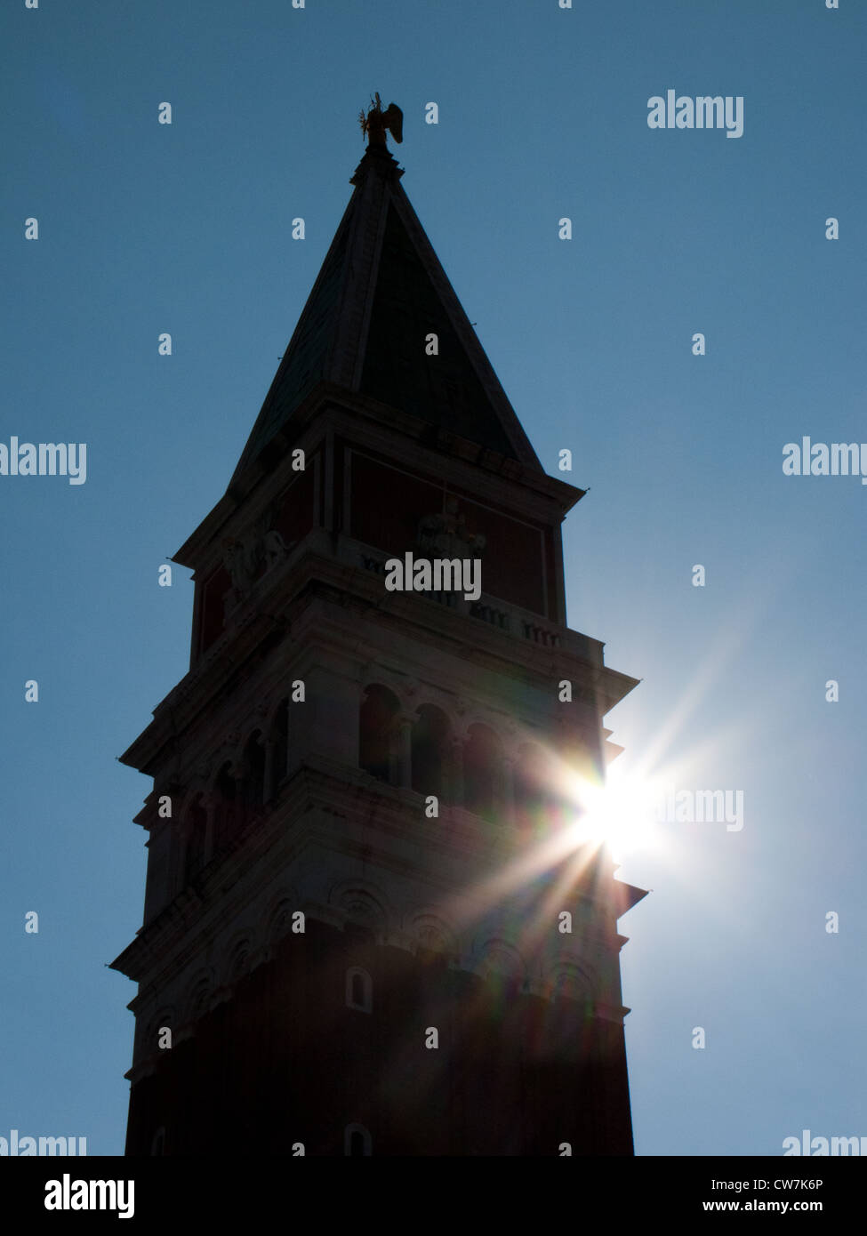 Le Campanile de la Place St Marc retour éclairées par le soleil de Venise, Italie Banque D'Images