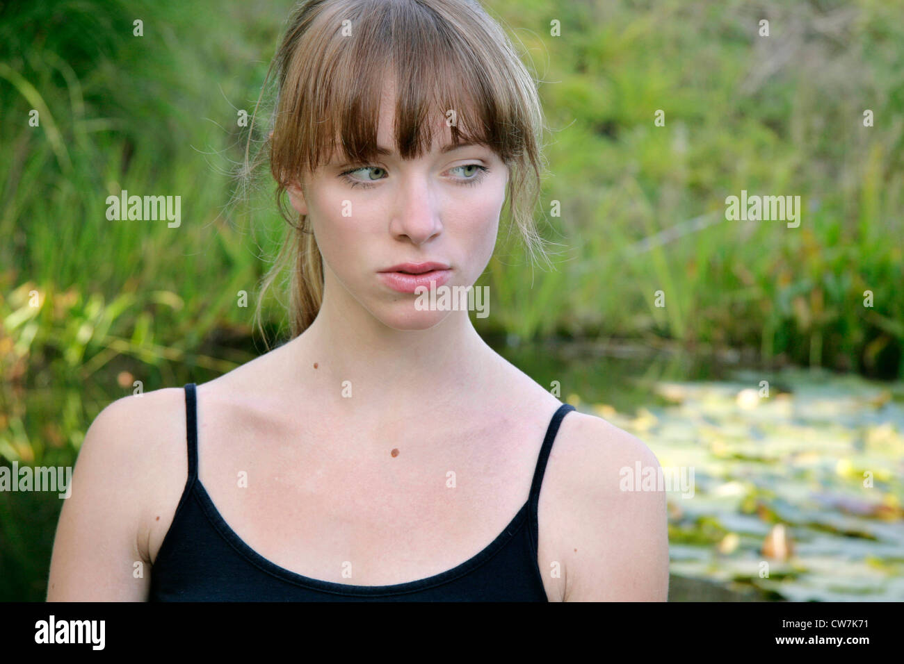 Young woman meditating Banque D'Images
