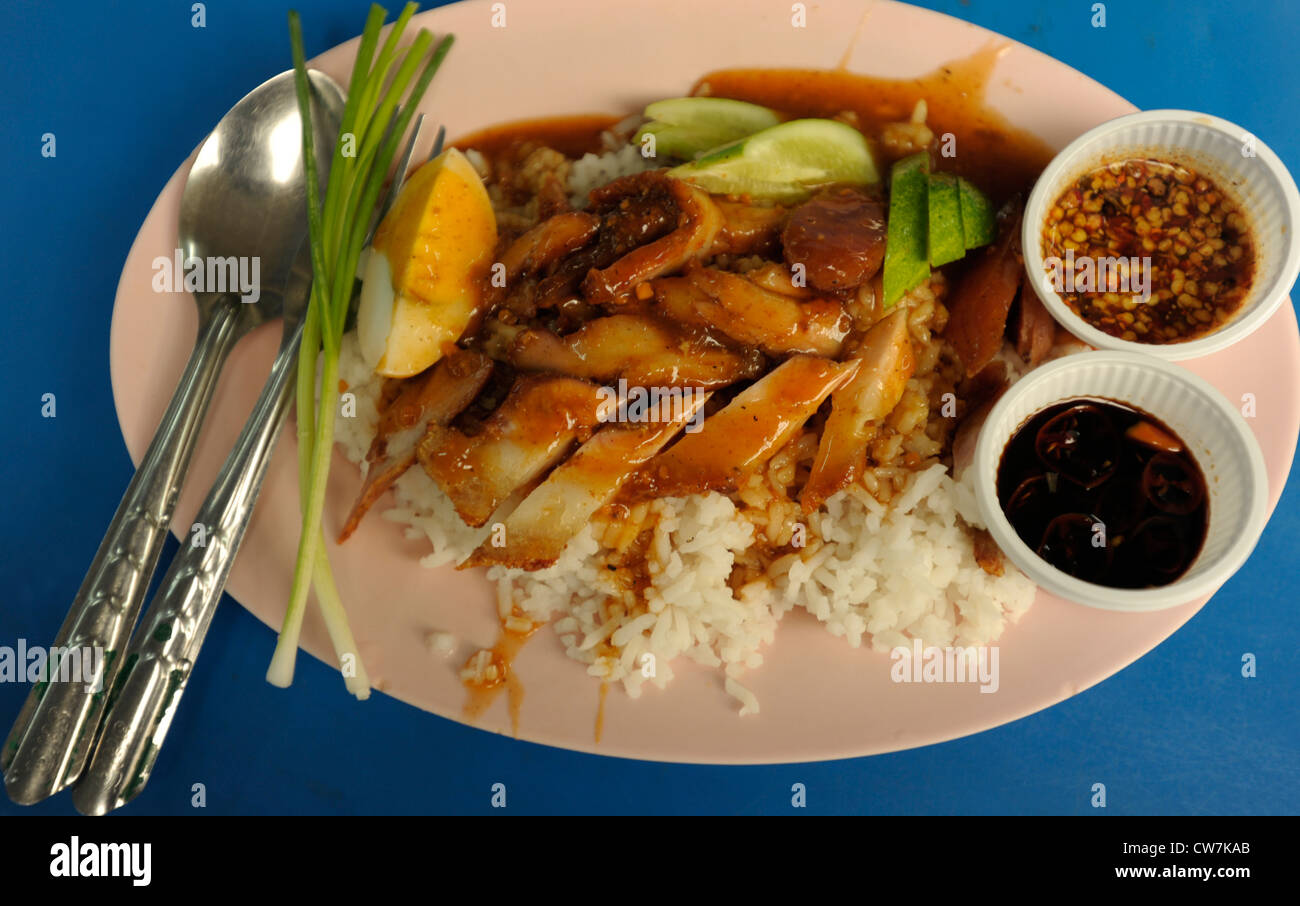 Keang rad Khao Thai (restauration rapide), du poulet et des oeufs sur le riz avec sauce épicée sauce, food court , Bangkok, Thaïlande Banque D'Images