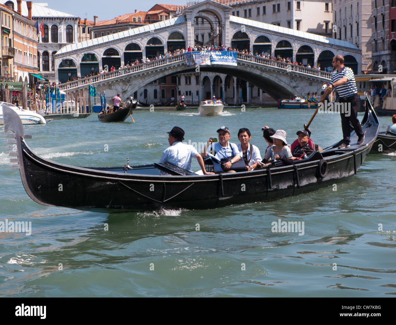 Les travées du pont du Rialto, le Grand Canal, Venise, Italie Banque D'Images