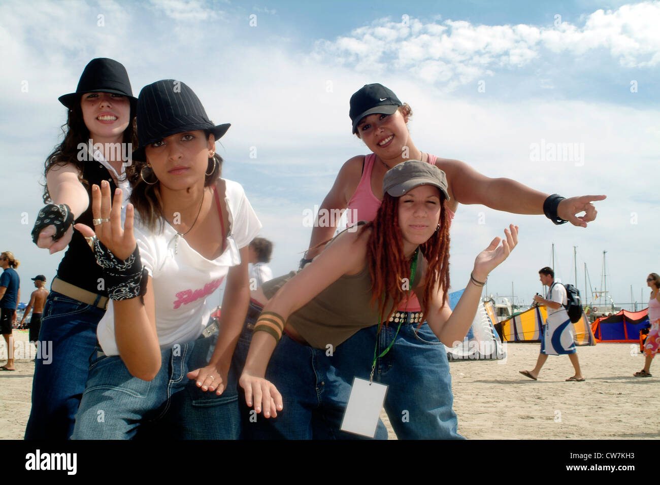 Groupe de fille cool à sandy beach posing in front of camera, Espagne, Baléares, Majorque Banque D'Images