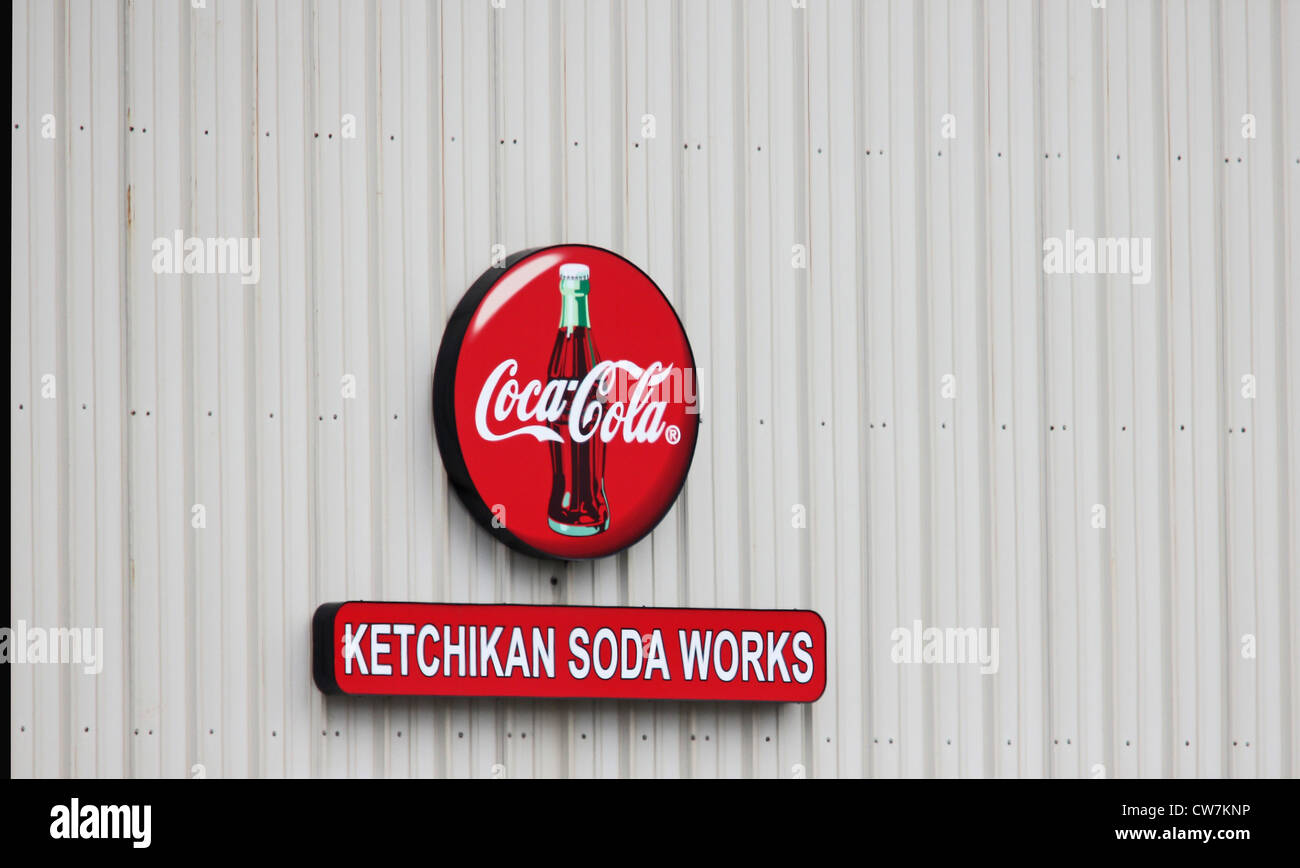 Un Coca-Cola signe sur un bâtiment à Ketchikan en Alaska. Banque D'Images