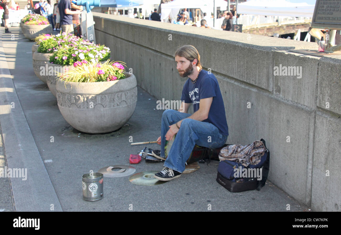 Un musicien de rue jouant des percussions. Banque D'Images