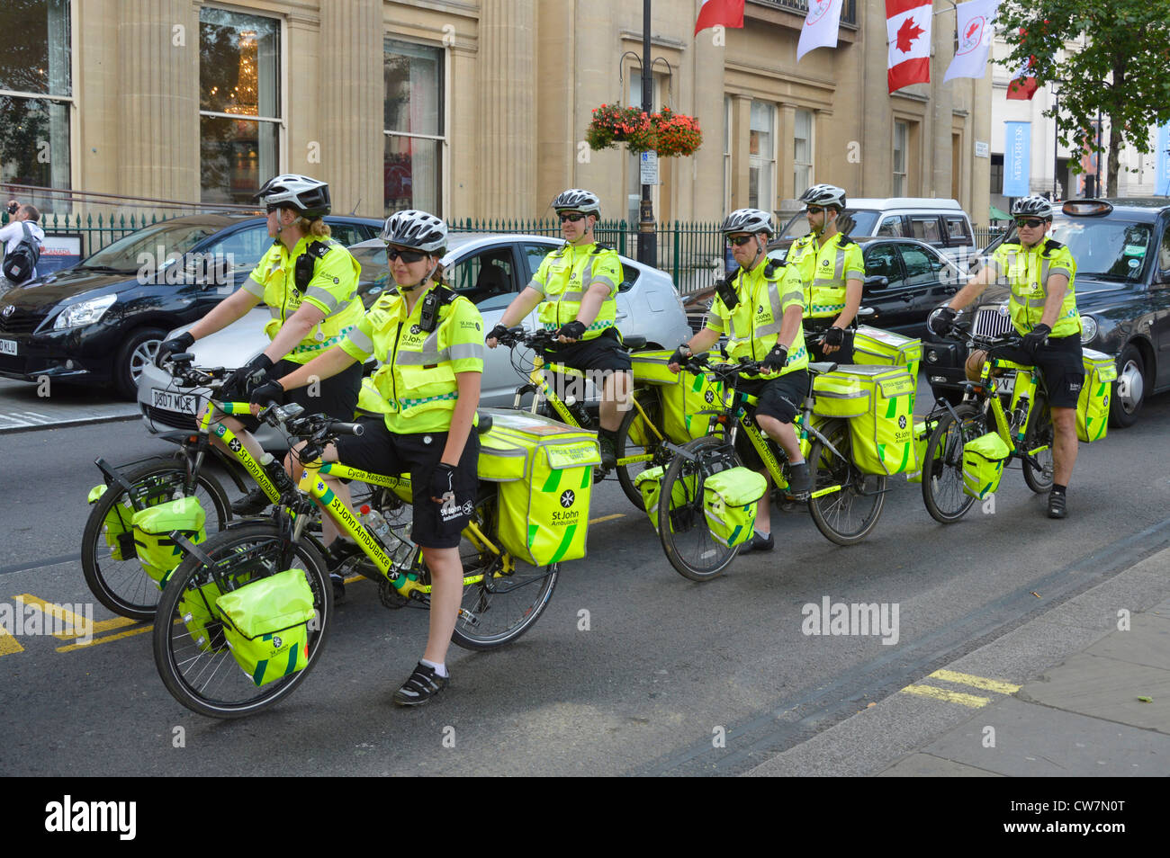 Unité d'intervention cycliste Ambulance St John secouristes médicaux bénévoles sur des vélos portant des vêtements haute visibilité sur le chemin de Londres événement Angleterre Banque D'Images