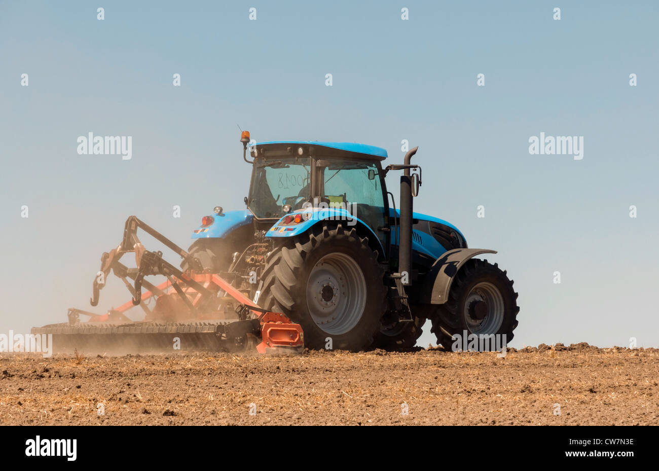 Les activités agricoles, l'équipement agricole moderne dans le champ Banque D'Images