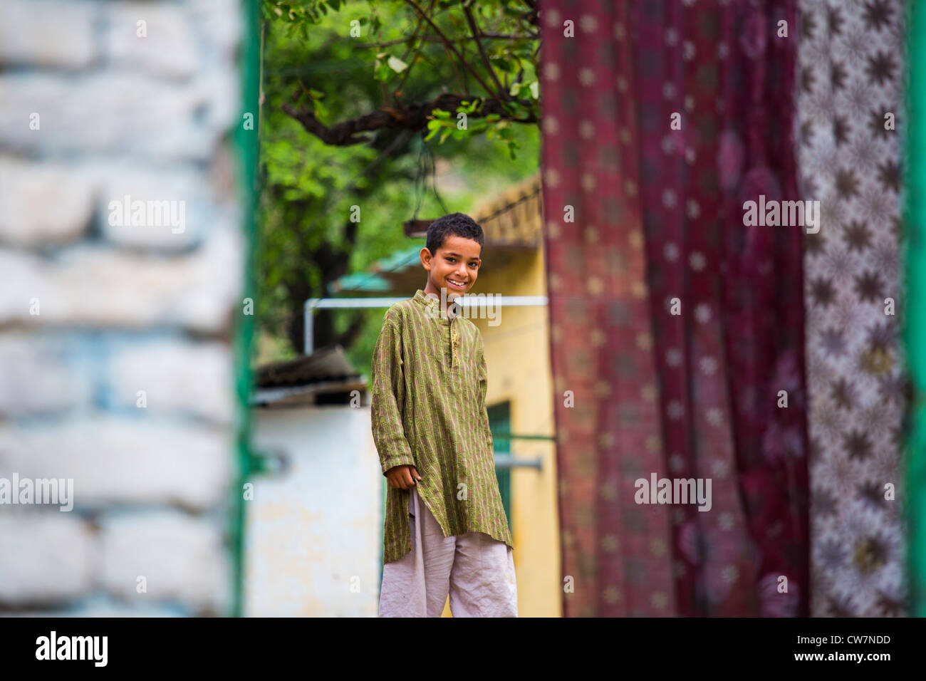 Garçon pakistanais en dit Village Pur, Islamabad, Pakistan Banque D'Images