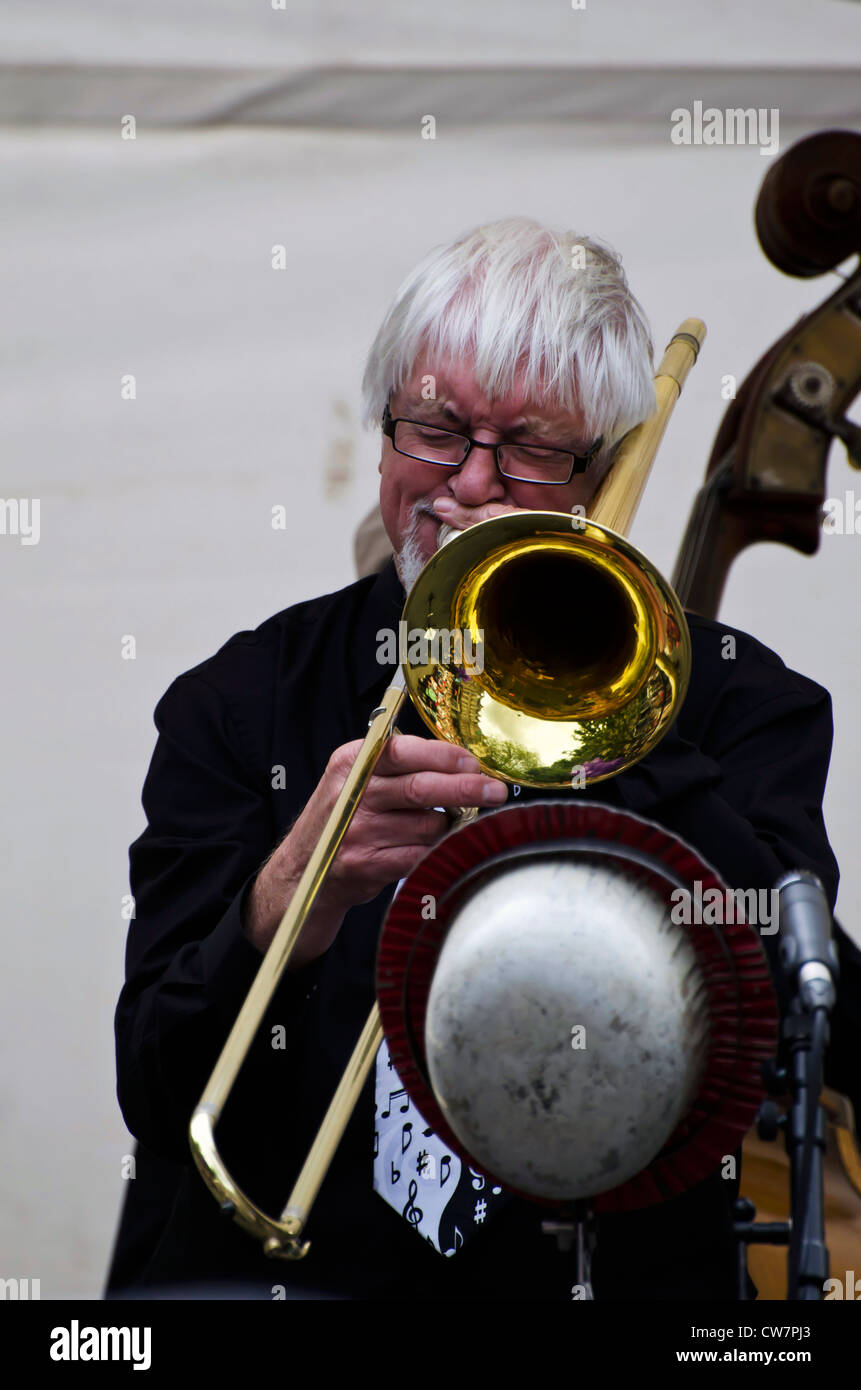 Avec le tromboniste de jazz jouant sur Savannah, le jour de l'ouverture de l'Edinburgh Jazz and Blues Festival en Ecosse. Banque D'Images