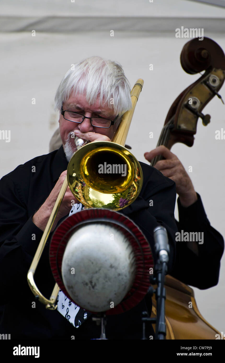 Avec le tromboniste de jazz jouant sur Savannah, le jour de l'ouverture de l'Edinburgh Jazz and Blues Festival en Ecosse. Banque D'Images