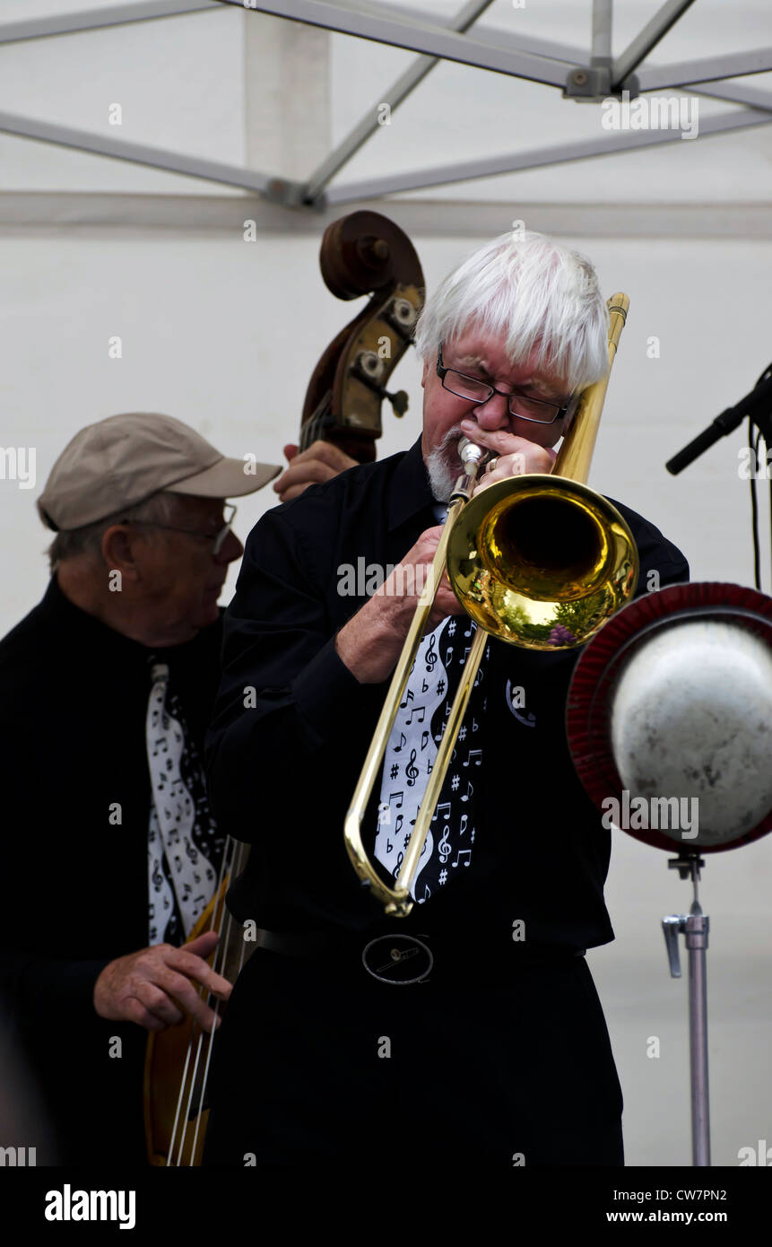 Avec le tromboniste de jazz jouant sur Savannah, le jour de l'ouverture de l'Edinburgh Jazz and Blues Festival en Ecosse. Banque D'Images