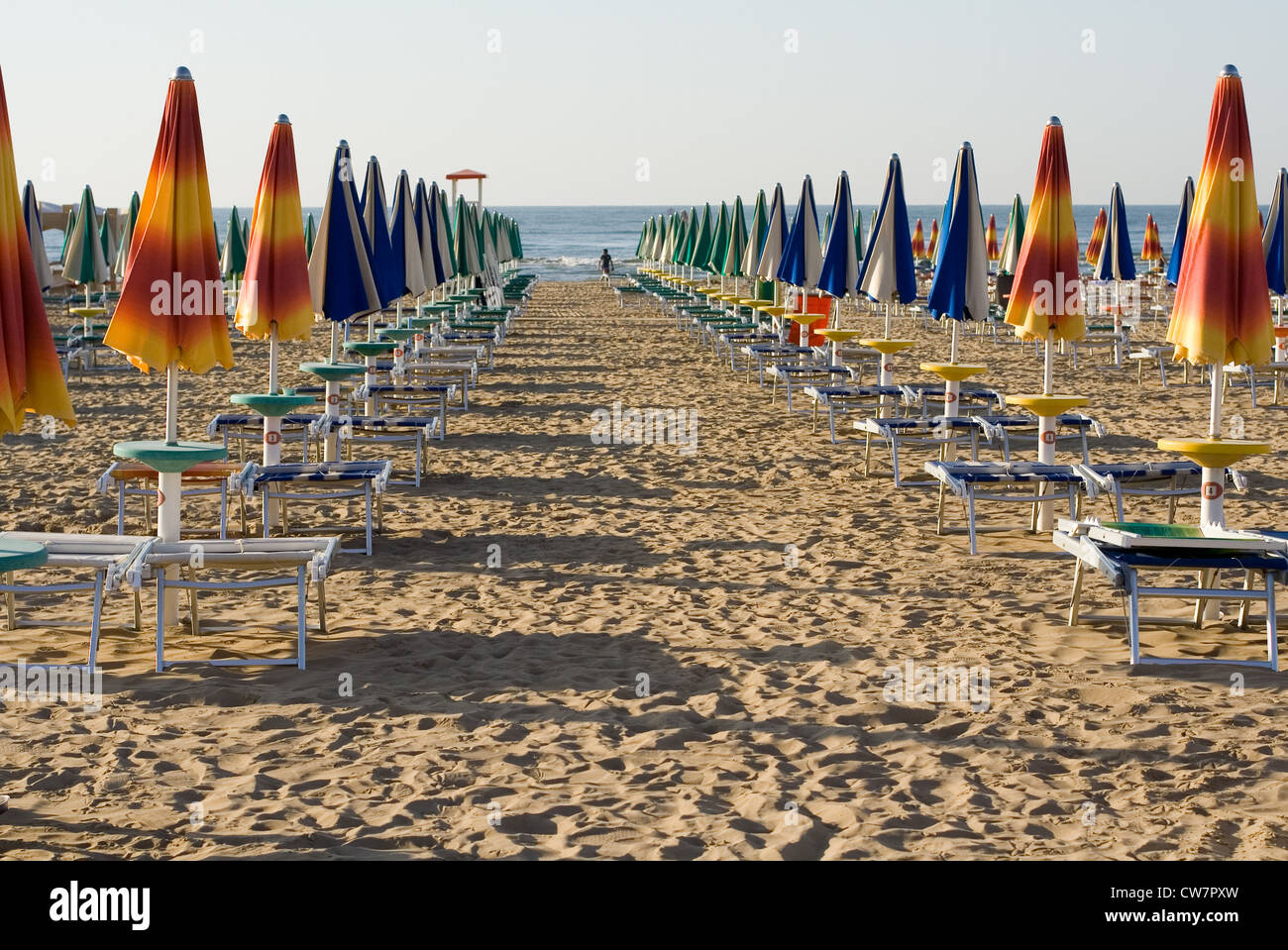 Rangées de parasols colorés sur la plage Banque D'Images