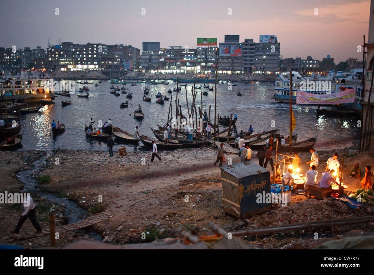 Twilight à Sadarghat zone portuaire de Vieux Dhaka, Bangladesh. Banque D'Images