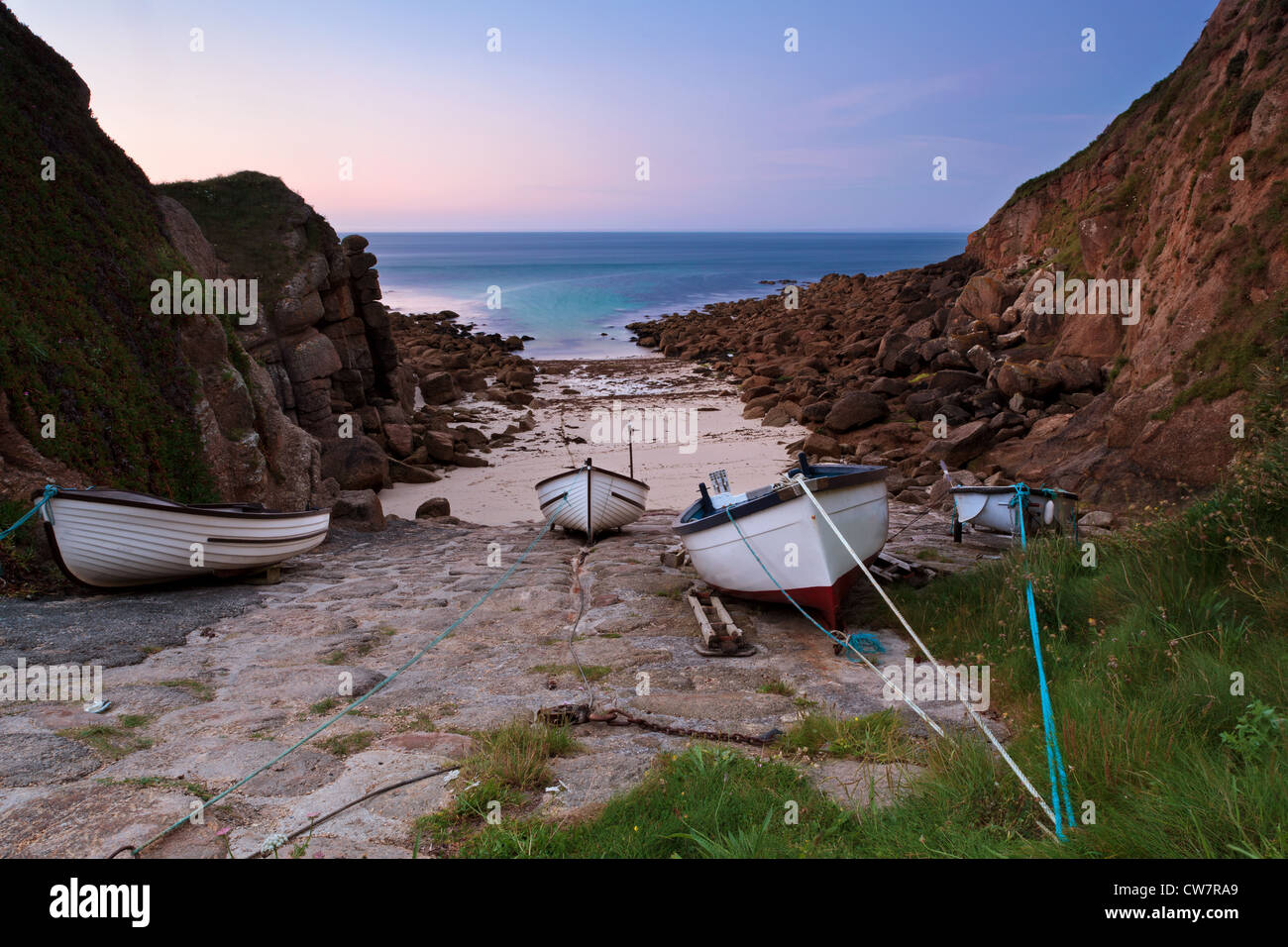 Lever du soleil à Cornwall avec Porthgwarra se vanter de pêche amarrés sur le plan incliné Banque D'Images