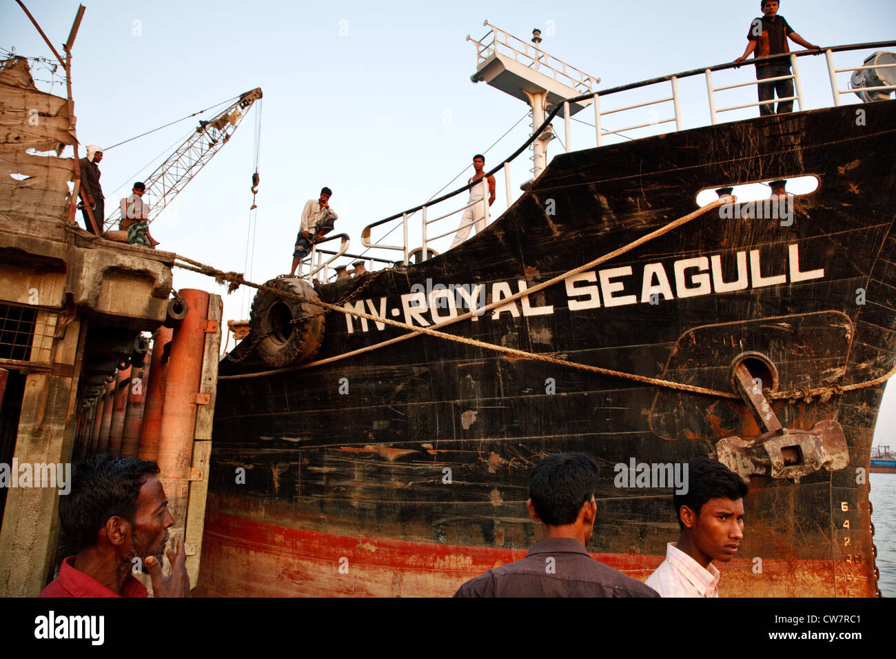 Décharger d'un grand navire sur la rivière Karnaphuli en Sadarghat zone portuaire de Chittagong, Bangladesh. Banque D'Images