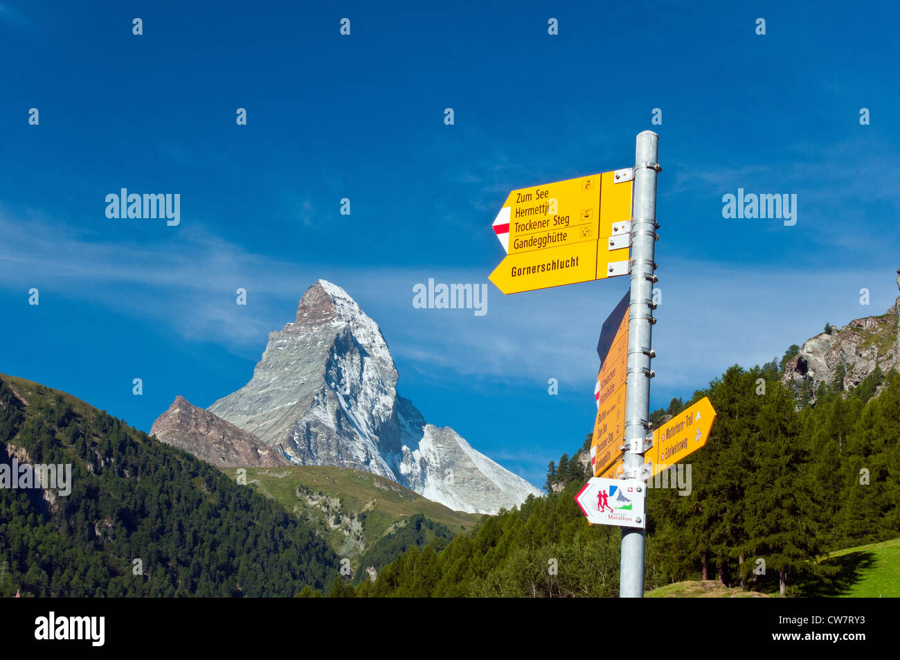 Sentier de randonnée pédestre avec panneau derrière le Cervin, Zermatt, Valais ou Valais, Suisse Banque D'Images