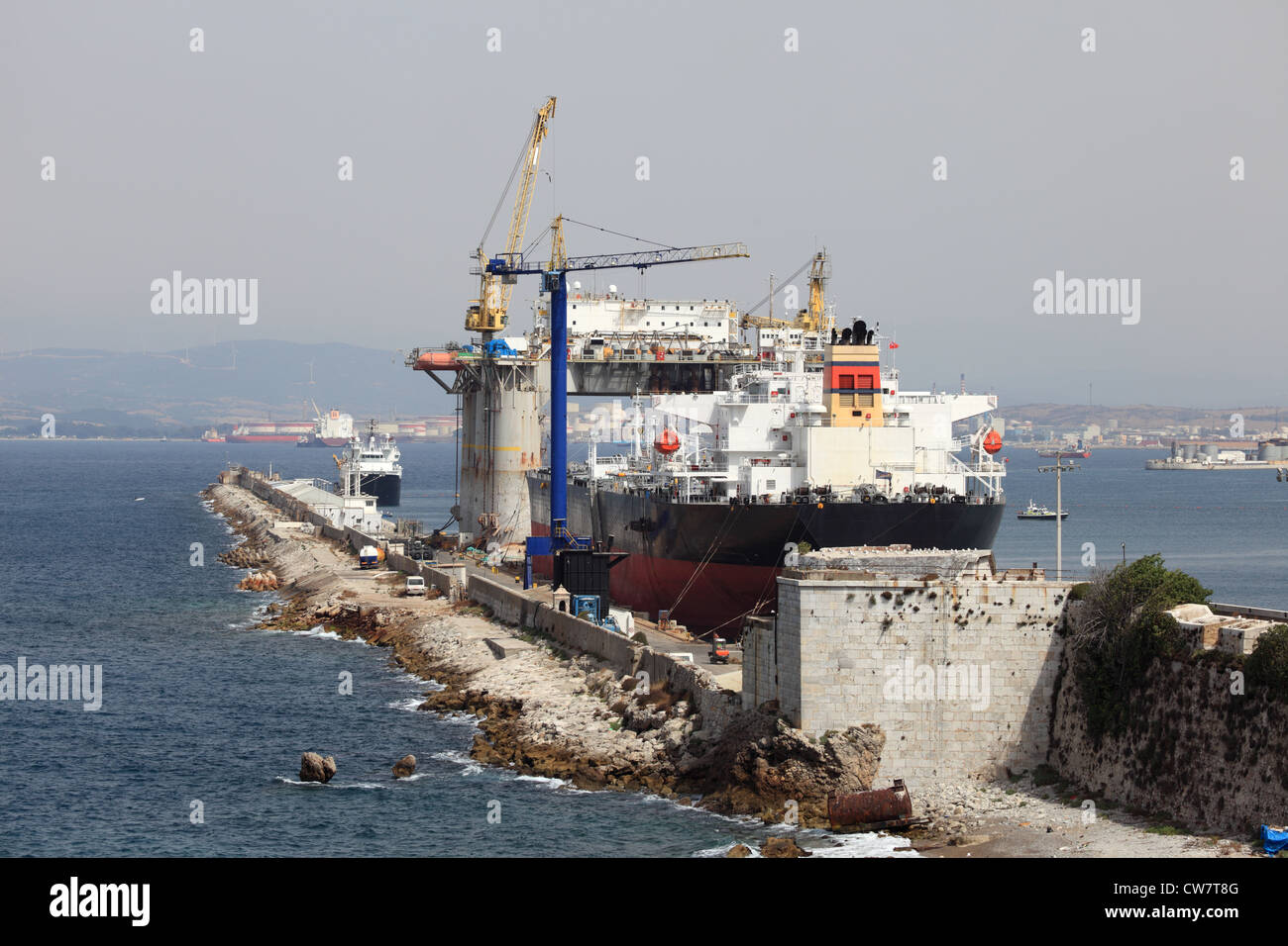 La plate-forme d'huile et un navire-citerne dans le dock de Gibraltar Banque D'Images