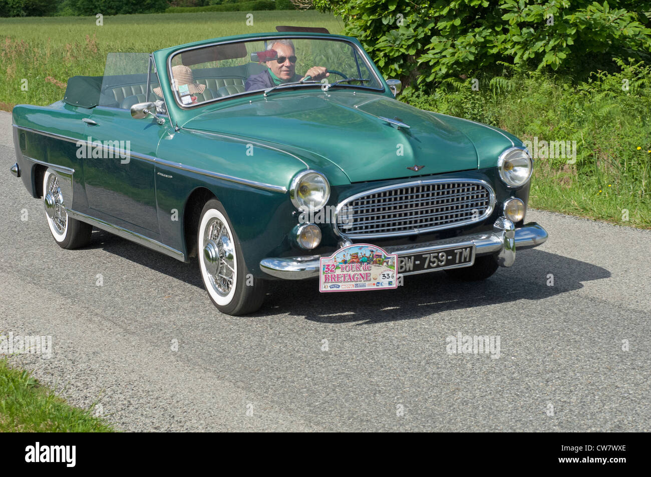 Bmw 628 Cabriolet Chapron De 1959 Dans Le Tour De Bretagne Pres De Pordic Dans Les Cotes D Amor 22 Ministere De La France 12 Photo Stock Alamy