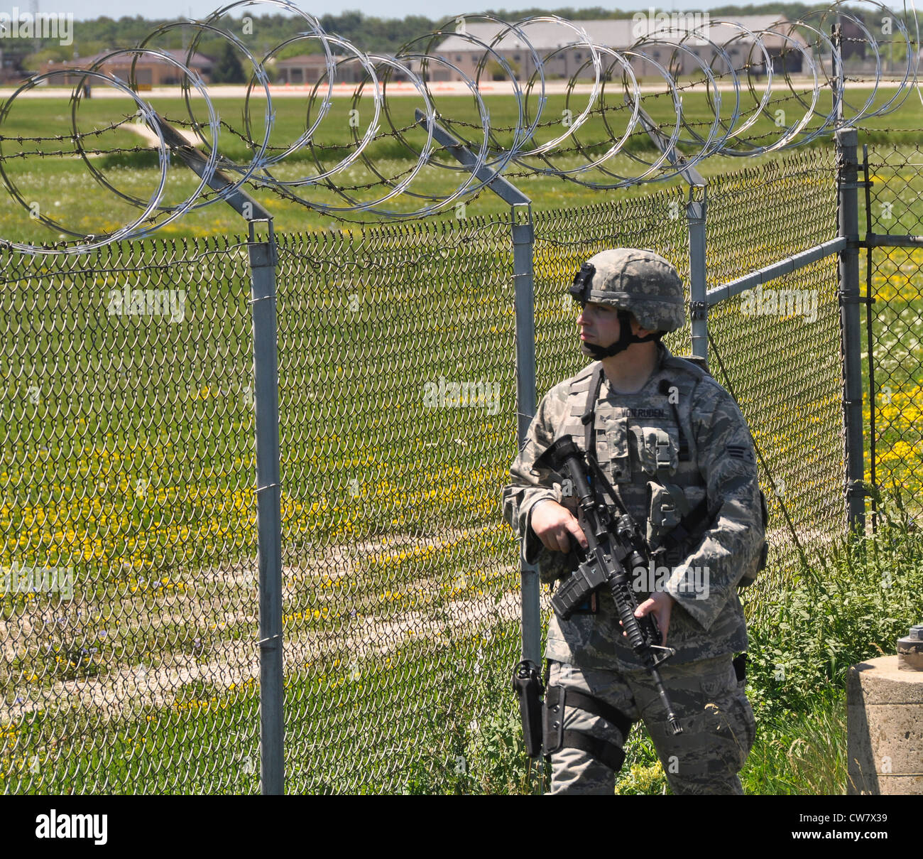 Le Senior Airman Brandon Von Ruden, , un 128e Air ravitailleur de l'escadre des forces de sécurité, patrouille l'escrime de périmètre de l'ARW 128 à Milwaukee après une fusillade dans un temple sikh local force un confinement du personnel de base le 5 août 2012. Le LRA de 128 est entré en confinement et aucun membre du personnel n'a été autorisé à entrer ou à sortir pendant une période donnée pour assurer une sécurité et une sûreté maximales. Banque D'Images