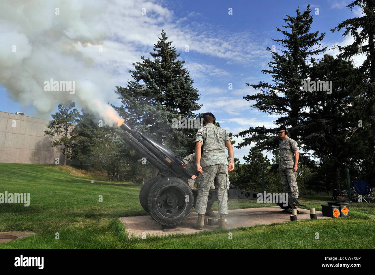 Les cadets ont incendié un Howitzer M1A1 de 75 mm lors de la parade d'acceptation de classe 2016 sur le terrain Stillman Parade de l'Académie de l'Armée de l'Air des États-Unis à Colorado Springs, Colorado, 7 août 2012. Pendant l'acceptation, les nouveaux jeunes gens marchent vers l'aile des cadets dans une formation de coin inverse pour signifier leur entrée dans l'aile des cadets. Banque D'Images