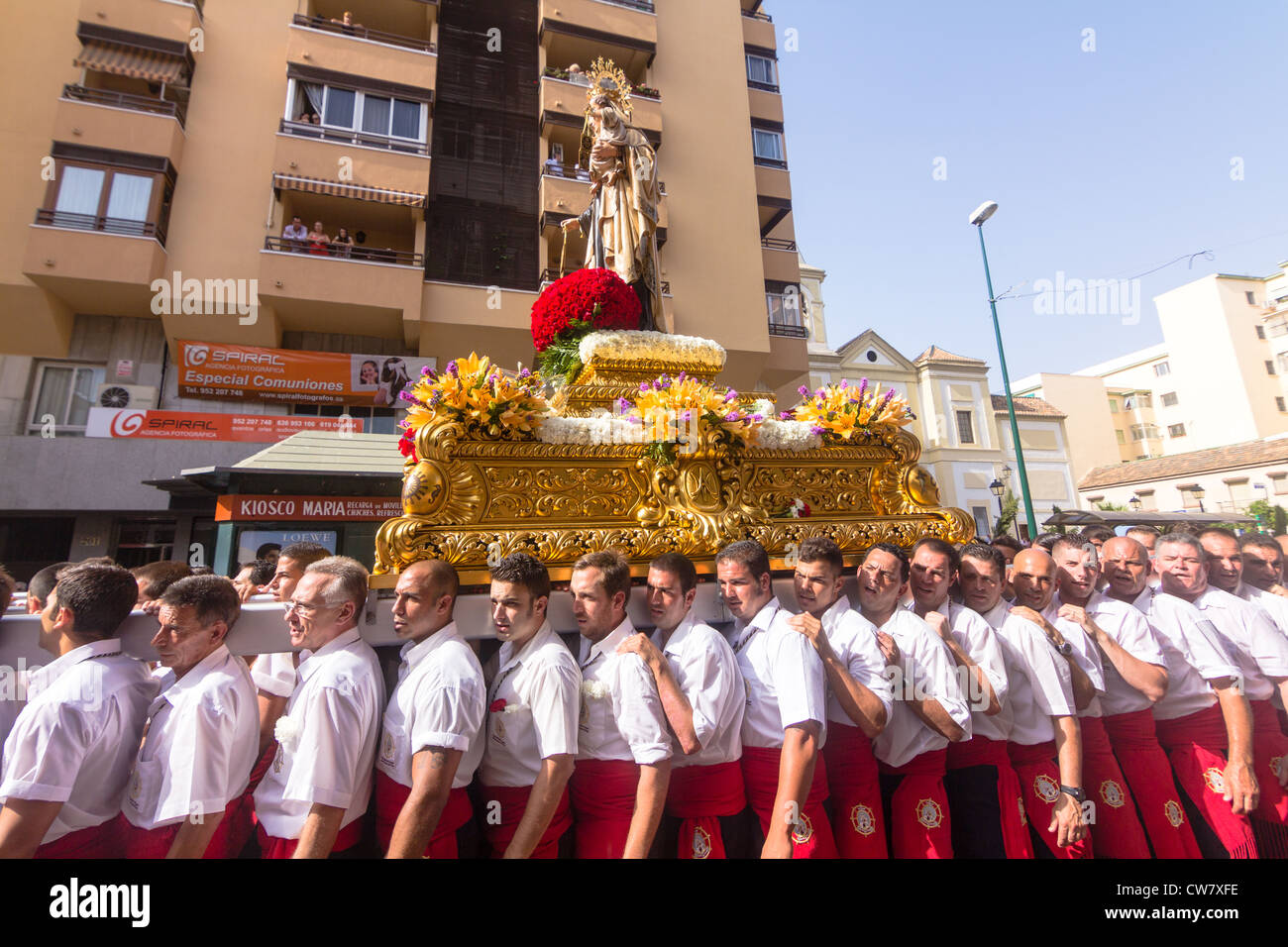 Fidèles portant une image pendant une procession religieuse Banque D'Images