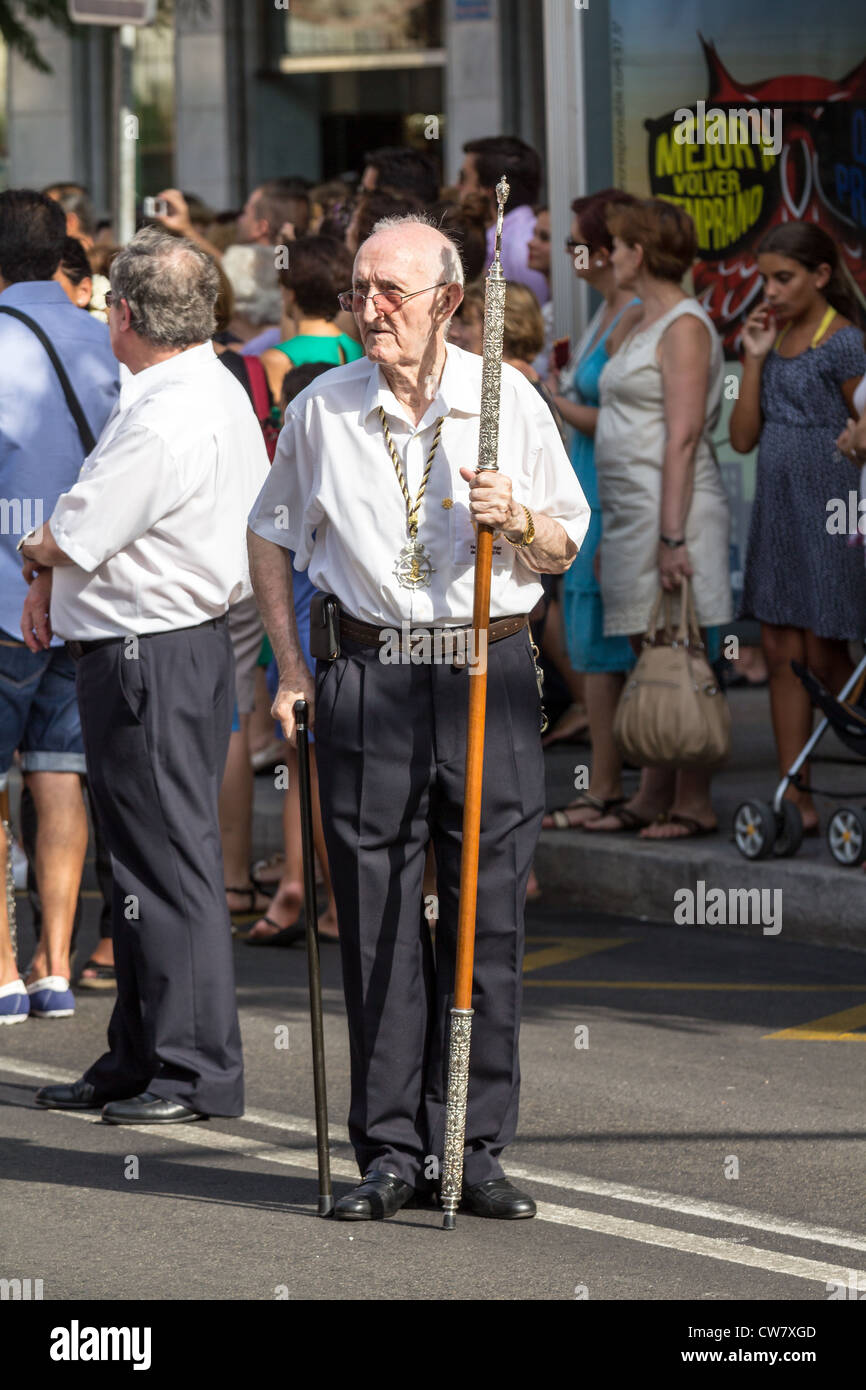 Adorateur d'un aîné dans une procession reiligious Banque D'Images