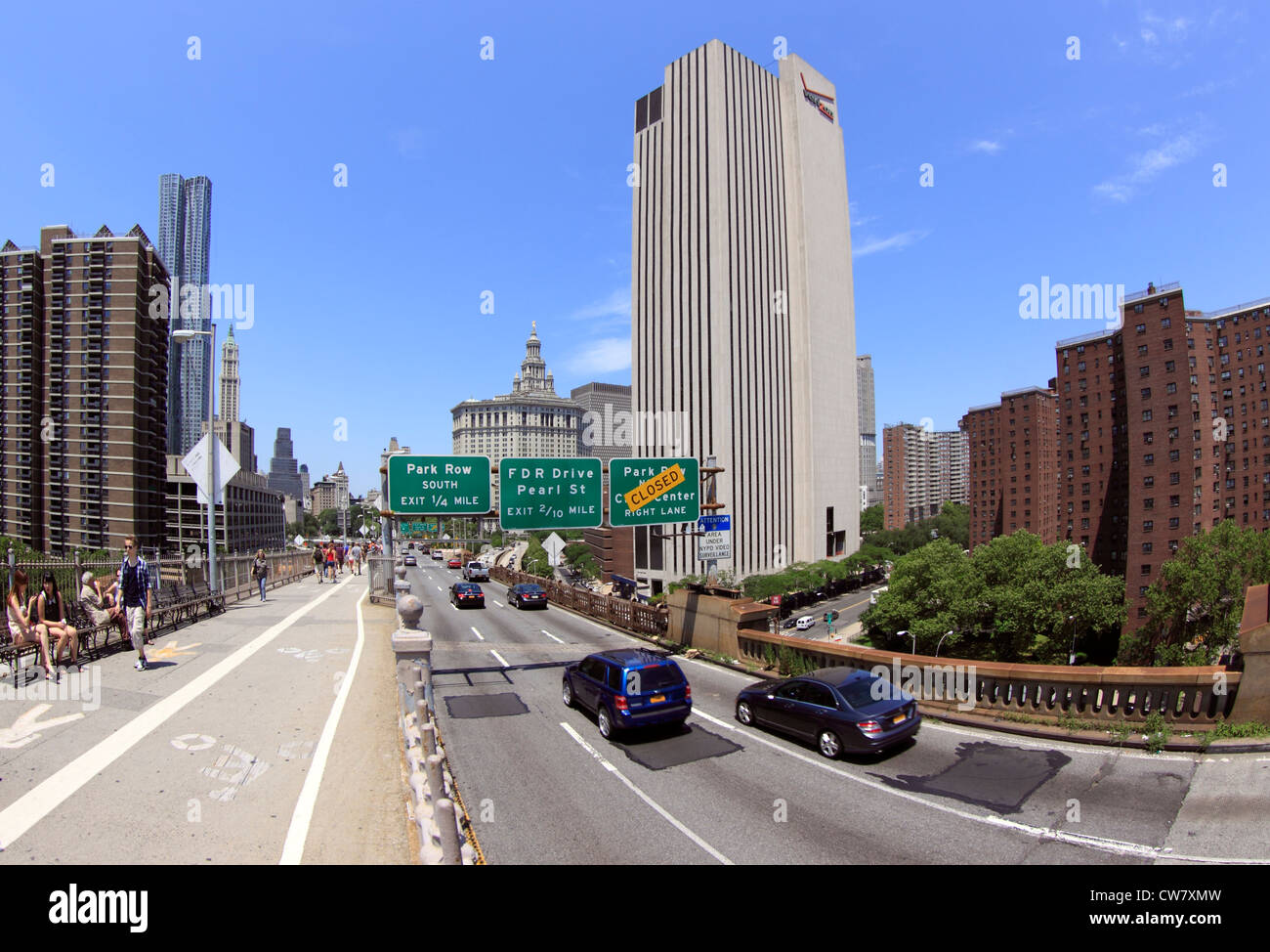 Approche de la Manhattan côté du pont de Brooklyn New York City Banque D'Images