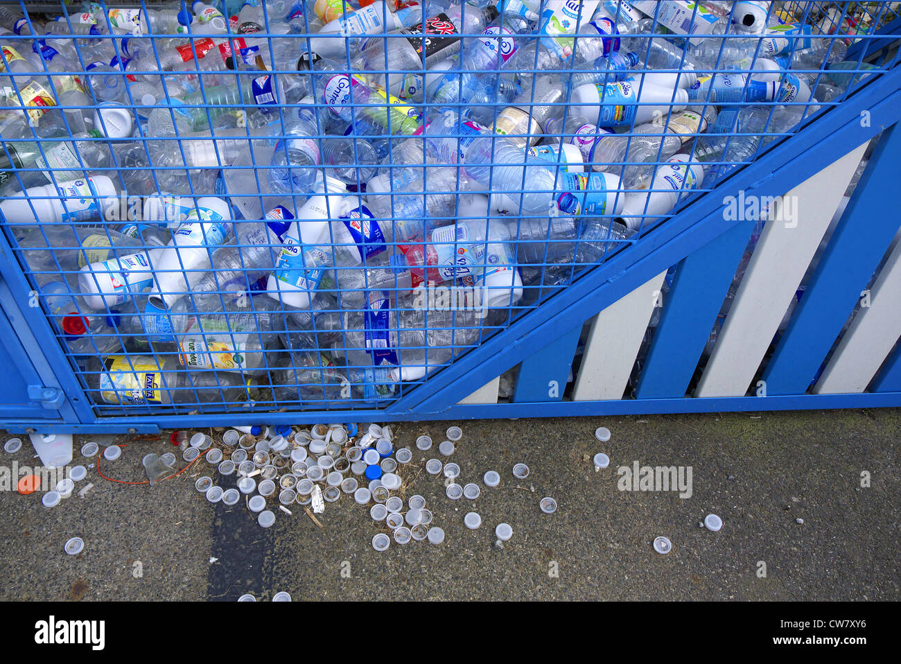 Bac de recyclage de bouteilles en plastique, en France. Banque D'Images