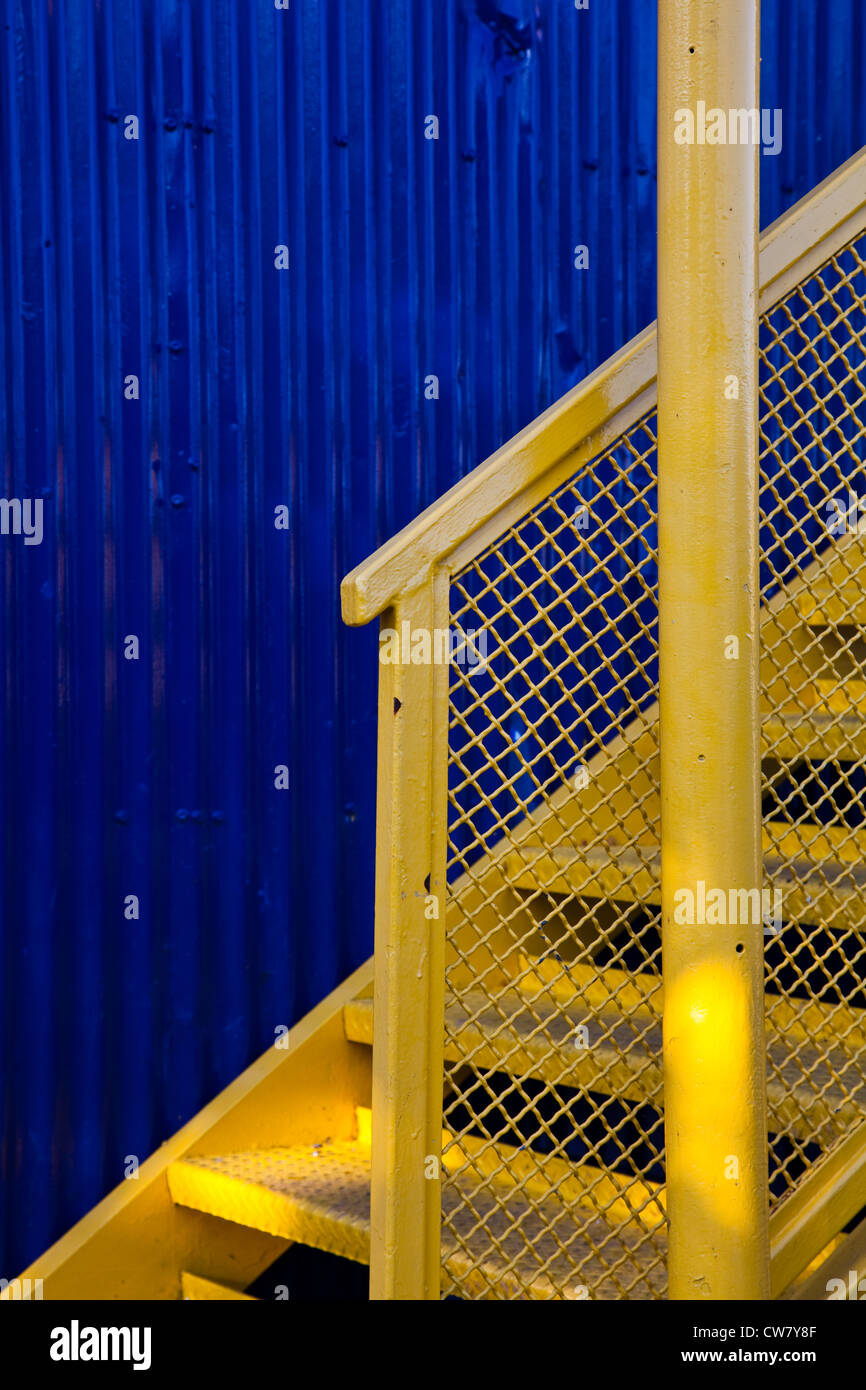 Le contraste de l'escalier jaune contre un mur bleu, Granville Island, Vancouver, Canada, Banque D'Images